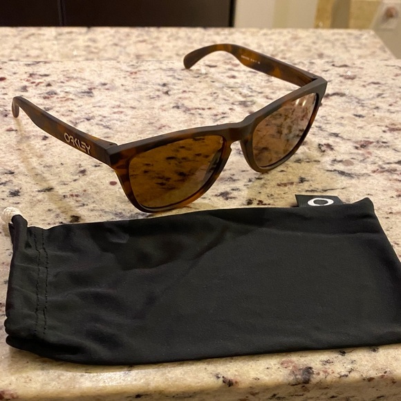Oakley Frogskins Tortoise Sunglasses with Black Case - Picture 1 of 6